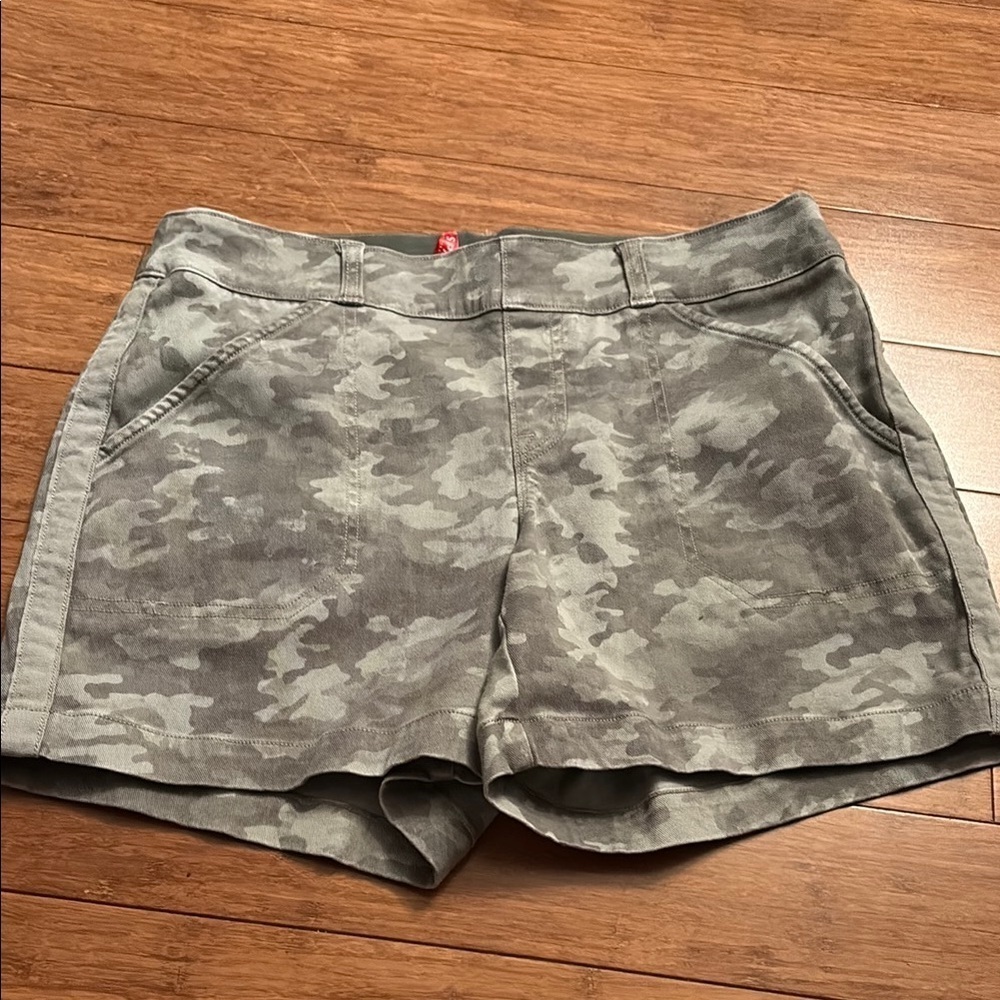 Spanx Women's Camouflage pull on Shorts - size medium - great condition